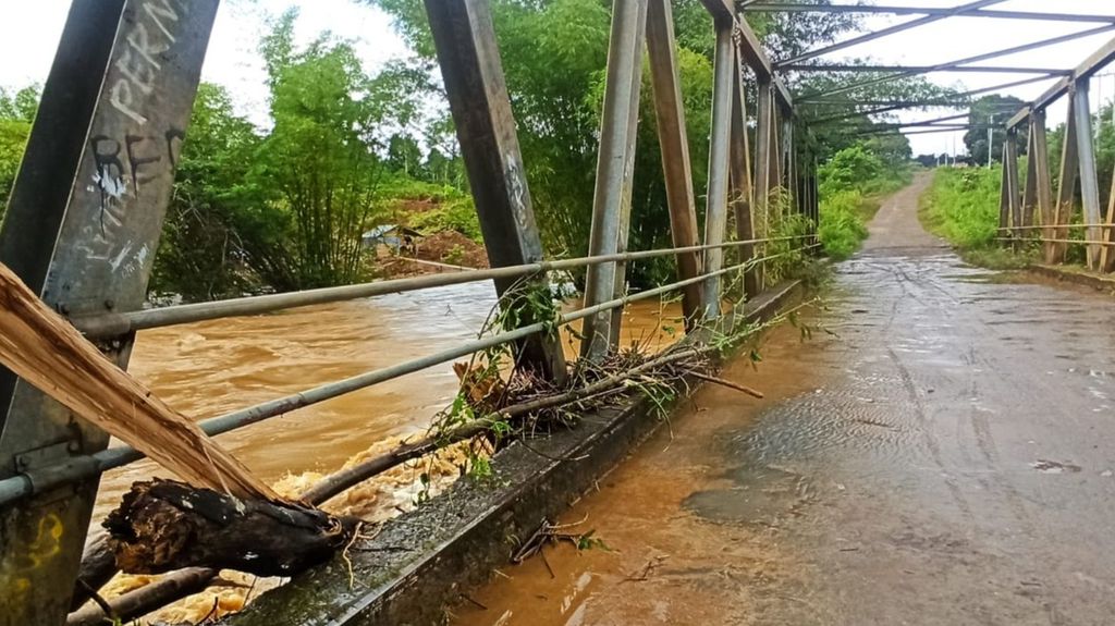 Salah satu jembatan di Kabupaten Nabire, Papua, yang terdampak banjir pada Kamis (29/9/2022).