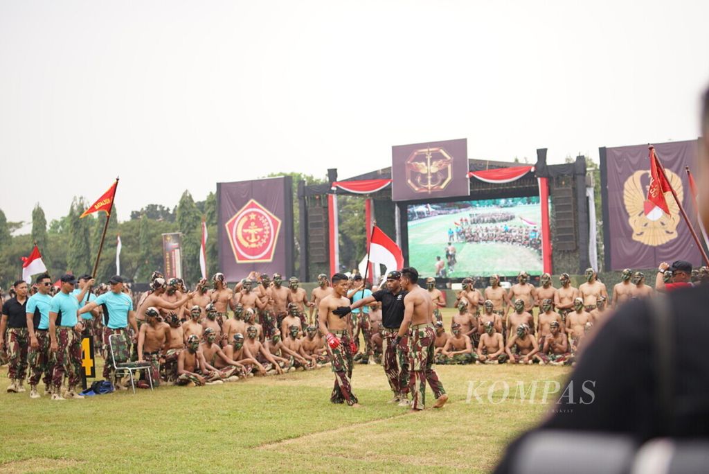 Prajurit Kopassus TNI AD menunjukkan kemampuan bela diri <i>mixed martial arts </i>dalam acara Syukuran Hari Ulang Tahun Ke-67 Kopassus di Markas Kopassus Cijantung, Jakarta, Rabu (24/4/2019) siang.