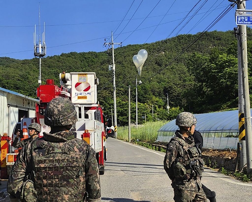 Dalam foto yang dirilis Jeonbuk Fire Headquarters tampak balon-balon berisi sampah yang diduga dikirimkan oleh Korea Utara tergantung di kabel listrik di Muju, Korsel, Rabu (29/5/2024).  