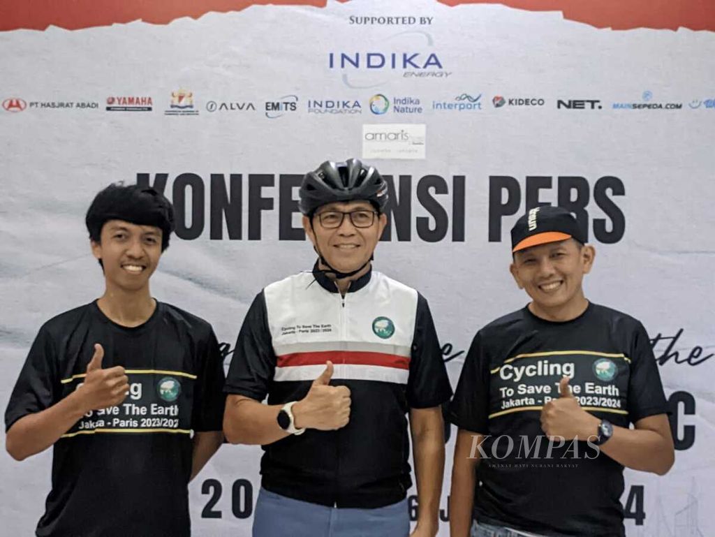 Royke Lumowa dan tim saat konferensi pers acara Cycling Anywhere to Save The Earth, di Jakarta, Rabu (6/7/2023).