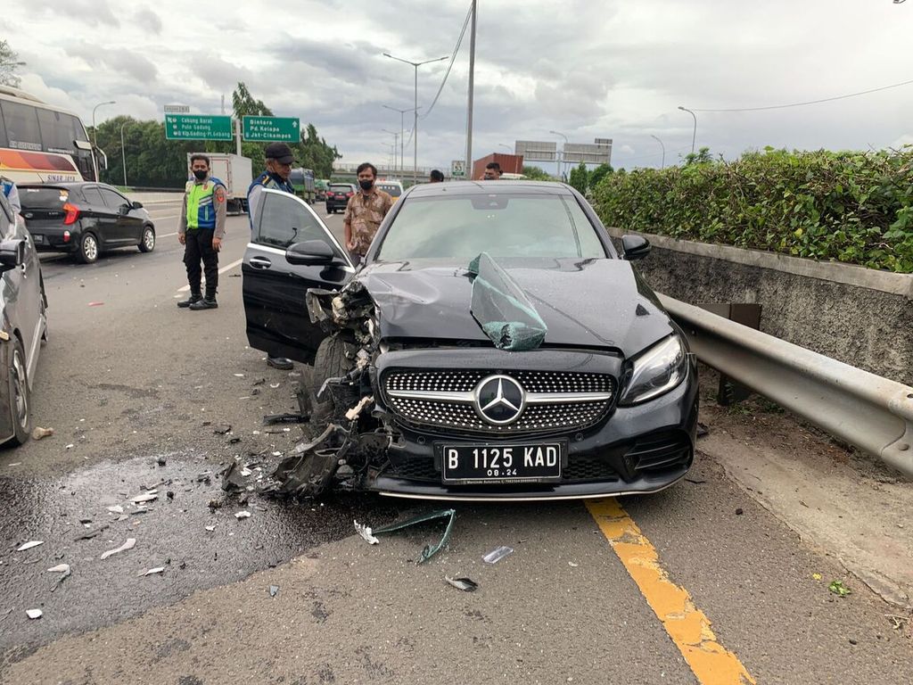 Ilustrasi. Mobil yang rusak setelah kecelakaan yang diakibatkan mobil melawan arus di Tol Lingkar Luar Jakarta di daerah Cakung, Jakarta Timur, Sabtu (27/11/2021).