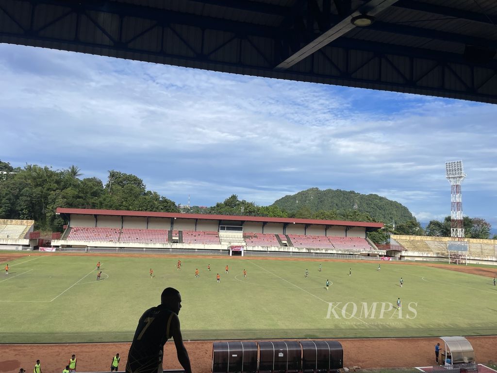 Kondisi Stadion Mandala di Kota Jayapura, Papua, Senin (11/3/2024), saat seleksi timnas PSSI berbagai kelompok umur.