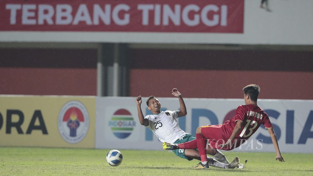 Indonesian U-16 M player Riski Faisal tries to get past Vietnam U-16 player Nguyen Huu Trong in the U-16 AFF Cup final at Maguwoharjo Stadium, Sleman, DI Yogyakarta, Friday (12/8/2022).