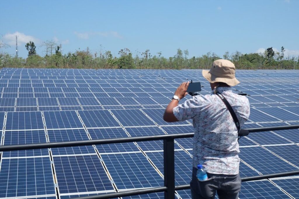 Seorang pengunjung mengambil foto panel surya di PLTS Sengkol di Lombok Tengah, Nusa Tenggara Barat. Pembangkit listrik Sengkol dan dua pembangkit listrik tenaga surya lainnya di Selong dan Pringgabaya, Lombok Timur, masing-masing memiliki kapasitas terpasang 5 megawatt dan merupakan komitmen pemerintah untuk menggunakan energi baru terbarukan.