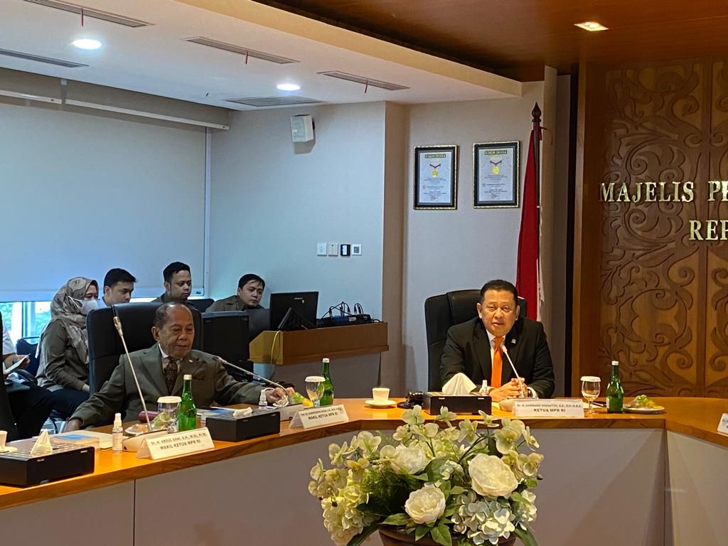 Ketua MPR Bambang Soesatyo (kanan) saat memimpin rapat pimpinan MPR untuk mempersiapkan Sidang Tahunan MPR dan Sidang Bersama DPR dan DPD 2023 di Kompleks Parlemen, Jakarta, Selasa (8/8/2023).