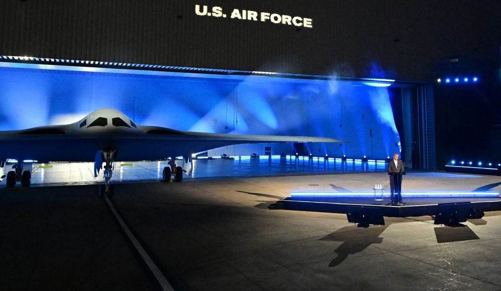 Menteri Pertahanan Amerika Serikat Lloyd Austin dalam peluncuran pesawat B-21 raider pada 2 Desember 2022 di California, AS. Pesawat itu bisa membawa bom nuklir. 