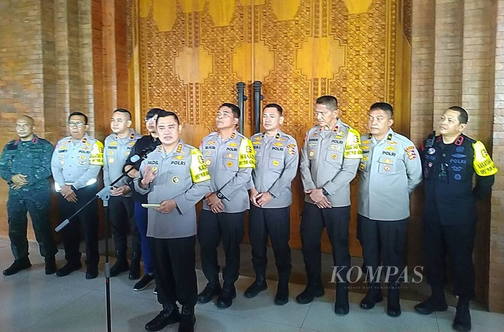 Kepala Badan Pemelihara Keamanan (Baharkam) Polri Komisaris Jenderal Mohammad Fadil Imran (depan) memberikan keterangan perihal latihan Pra-Operasi Puri Agung 2024 di kompleks Pusat Pemerintahan Kabupaten Badung, Bali, Minggu (12/5/2024). 