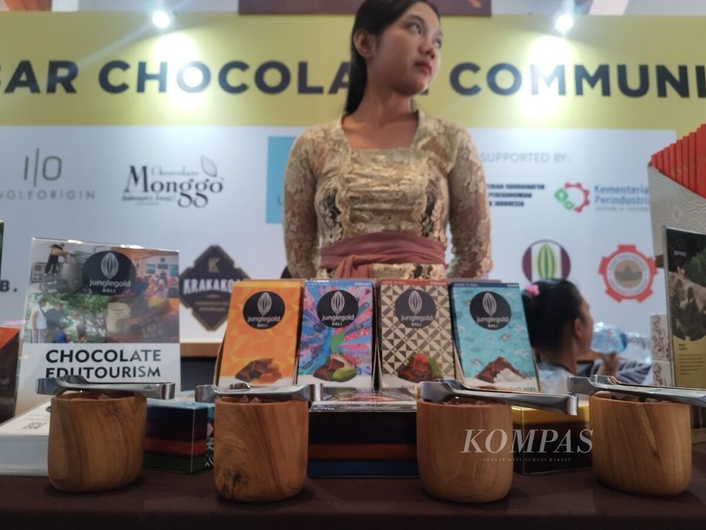 Salah satu stan yang memperkenalkan sejumlah produk hasil artisan cokelat lokal dalam rangkaian International Cocoa Conference Ke-8 di Denpasar, Bali, Kamis (14/9/2023).