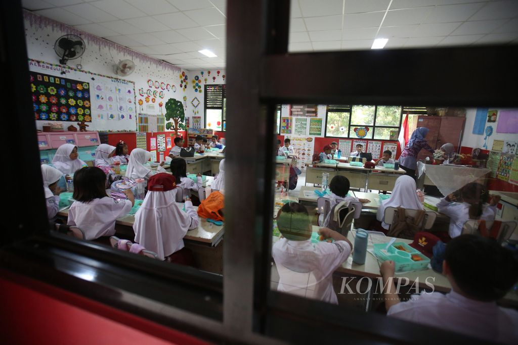 Siswa menyantap sajian makanan saat uji coba program makan bergizi gratis di SD Negeri 04 Sukasari, Kota Tangerang, Banten, Kamis (1/8/2024). 