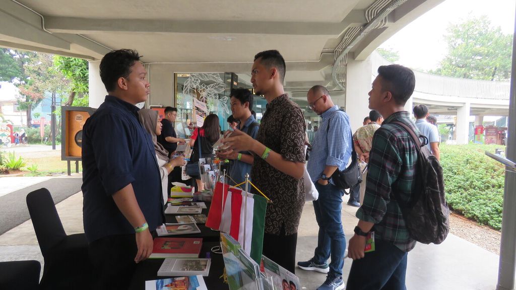 Pengunjung mendatangi meja pameran pendidikan tinggi Hongaria dalam acara ”Hungary Welcomes the World: Stipendium Hungaricum Scholarship and Career Expo”, Sabtu (14/10/2023), di Taman Literasi Martha Christina Tiahahu, Jakarta.