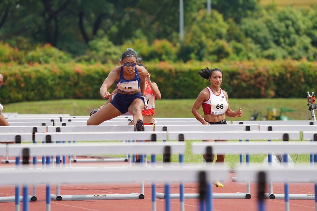 Penampilan pelari gawang 100 meter putri Indonesia, Emilia Nova, dalam Singapura Terbuka 2022, Sabtu (16/4/2022). Emilia meraih emas dengan waktu 13,74 detik. 