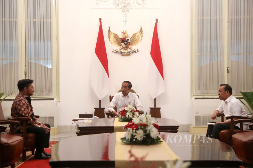 Presiden Joko Widodo didampingi Menteri Sekretaris Negara Pratikno berbincang dengan mantan Menteri Pertanian Syahrul Yasin Limpo di Istana Merdeka, Jakarta, 8 Oktober 2023. Pertemuan ini digelar atas permintaan Syahrul setelah mengundurkan diri dari jabatan menteri karena terbelit kasus dugaan korupsi. 