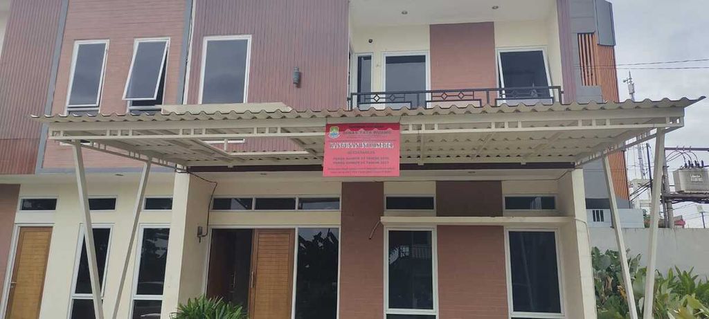 Pemerintah Kota Bekasi menyegel unit perumahan milik PT Hadez Graha Utama di Jatiasih, Kota Bekasi, Jawa Barat, karena berdiri di lahan milik orang lain dan tak mengantongi izin mendirikan bangunan.