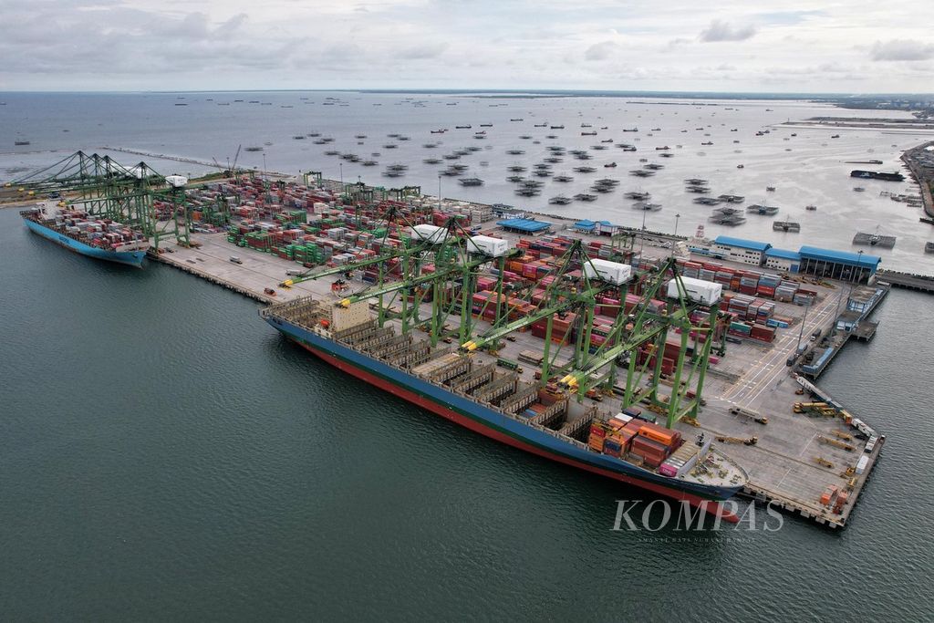 Aktivitas bongkar muat peti kemas ke dalam kapal berlangsung di terminal peti kemas New Priok Container Terminal (NPCT) 1, Jakarta Utara, Kamis (10/11/2022). 