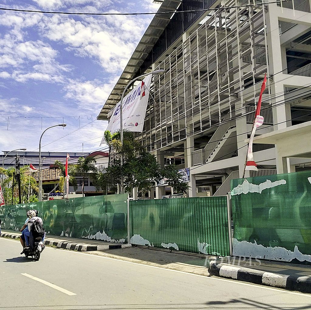 Kondisi Pasar Mama Papua yang  selesai dibangun Kementerian BUMN pada Desember 2016 di Kota Jayapura, Minggu (31/12/2017). Hingga kini 300 pedagang asli Papua belum menempati pasar itu karena permasalahan hibah aset lahan pasar yang belum selesai. 