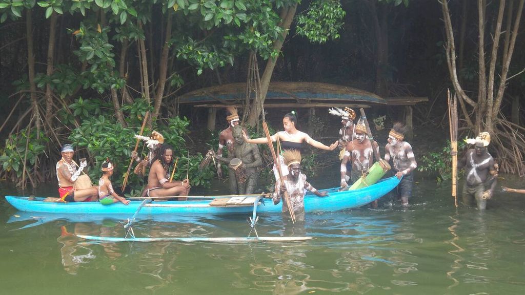 Para penari menampilkan seni teatrikal berjudul "Hutan Perempuan" dalam Green Youtefa Performing Art di Dermaga Abesau, Distrik Abepura, Kota Jayapura, Papua, Sabtu (25/3). Pergelaran seni ini bertujuan untuk memberikan edukasi bagi masyarakat agar tak membuang sampah di Perairan Youtefa yang merupakan habitat hutan mangrove.