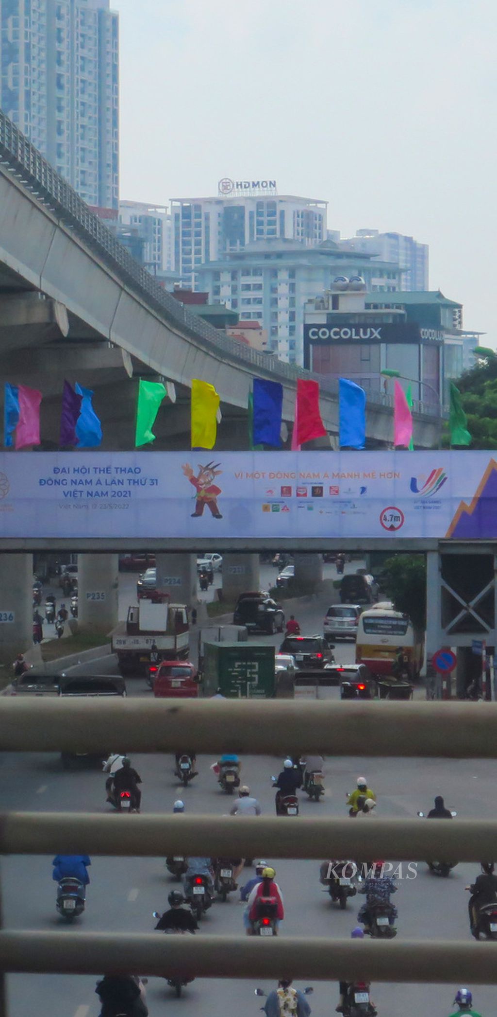 Spanduk bertemakan SEA Games 2021 yang terpasang di salah satu sudut jalanan di Kota Hanoi, Vietnam, Senin (9/4/2022). Vietnam kembali menjadi tuan rumah pesta olahraga Asia Tenggara kedua kalinya setelah yang pertama pada tahun 2003.