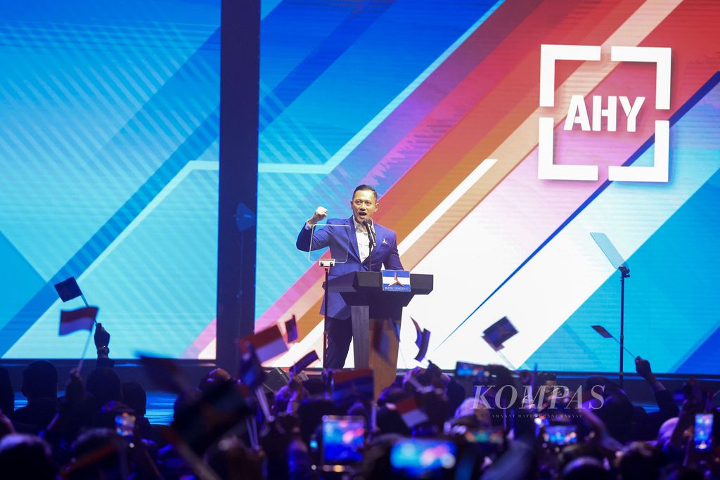 Ketua Umum Partai Demokrat Agus Harimurti Yudhoyono (AHY) memberikan pidato politiknya saat Rapat Pimpinan Nasional (Rapimnas) Partai Demokrat di Jakarta, Jumat (16/9/2022). 