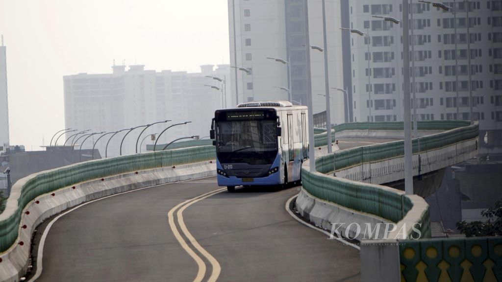 Bus Transjakarta beroperasi di Koridor 13 di Kebayoran Lama, Jakarta, Rabu (8/8/2018).