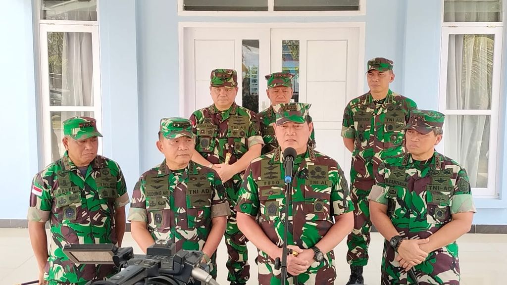 Panglima TNI Laksamana Yudo Margono (tengah) memberikan keterangan pers terkait insiden penyerangan terhadap prajurit TNI, di Pangkalan Udara Yohanis Kapiyau Timika, Kabupaten Mimika, Papua Tengah, Senin (18/4/2023).