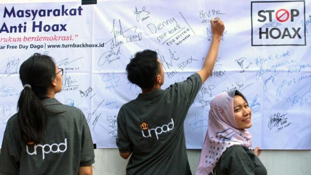 Sejumlah pemuda membubuhkan tanda tangan pada deklarasi “Bandung Anti Hoaks” yang diadakan Masyarakat Anti Fitnah Indonesia (Mafindo) pada hari bebas kendaraan bermotor di Jalan Ir Djuanda, Kota Bandung, Jawa Barat, Minggu (31/3/2019). 