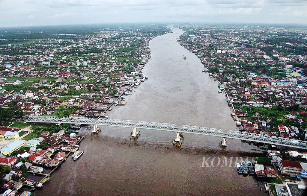 The Kapuas River divides Pontianak City, West Kalimantan. The bridge that crosses it is an important piece of infrastructure for Pontianak and West Kalimantan.