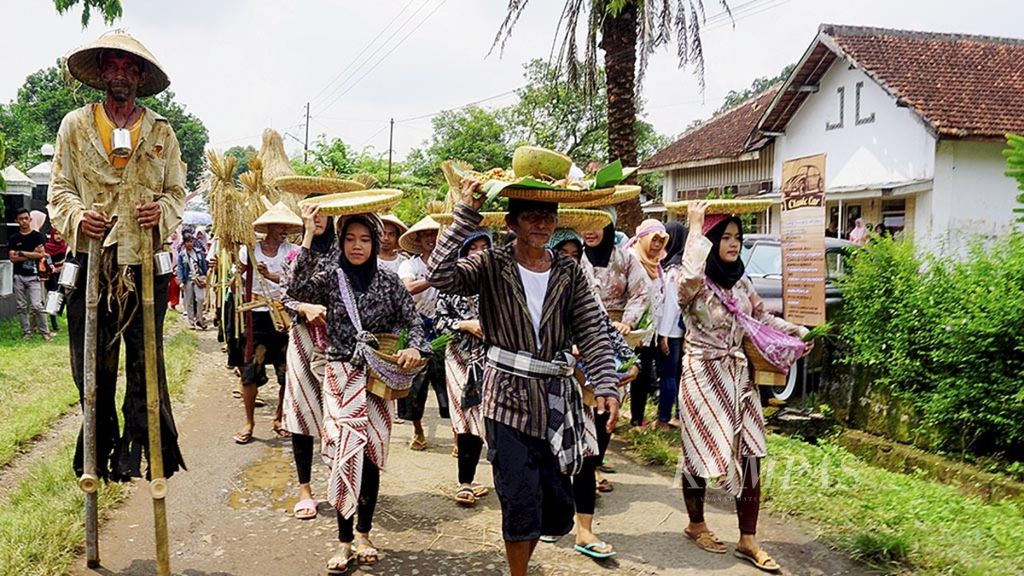 Para penari memeriahkan Festival Kota Lama bertema Klampok Tempo Doeloe di Desa Klampok, Kecamatan Purwareja Klampok, Banjarnegara, Jawa Tengah, Sabtu (28/4/2018). Aneka kesenian, jajanan tradisional, dan kendaraan klasik ditampilkan dalam festival ini.