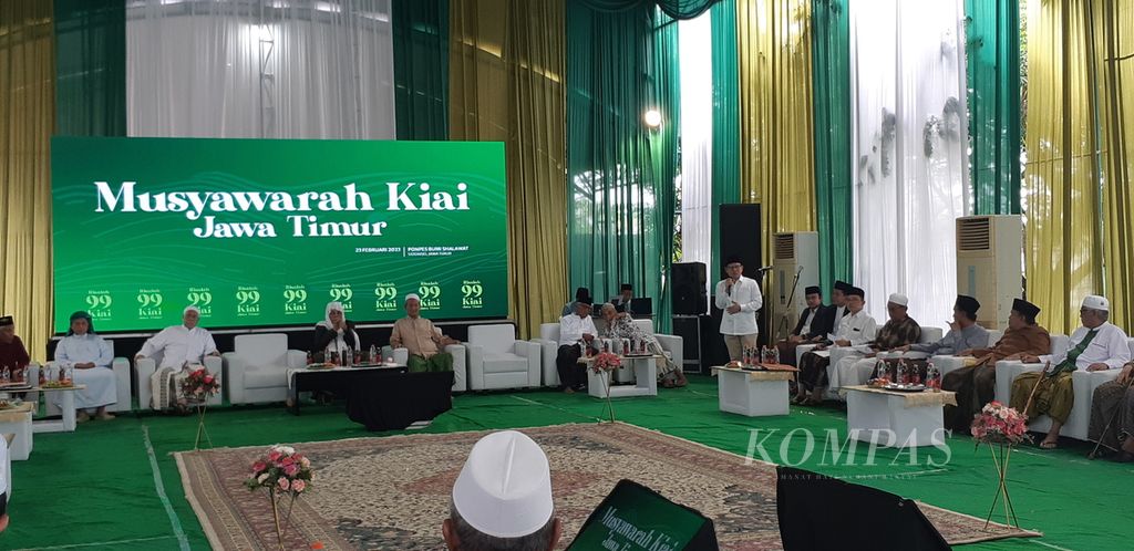 Ketua Umum Partai Kebangkitan Bangsa (PKB) Muhaimin Iskandar saat meminta restu kepada para kiai sepuh se-Jawa Timur di Pondok Pesantren Bumi Sholawat, Kamis (23/2/2023). Muhaimin akan maju dalam pemilu presiden tahun 2024.