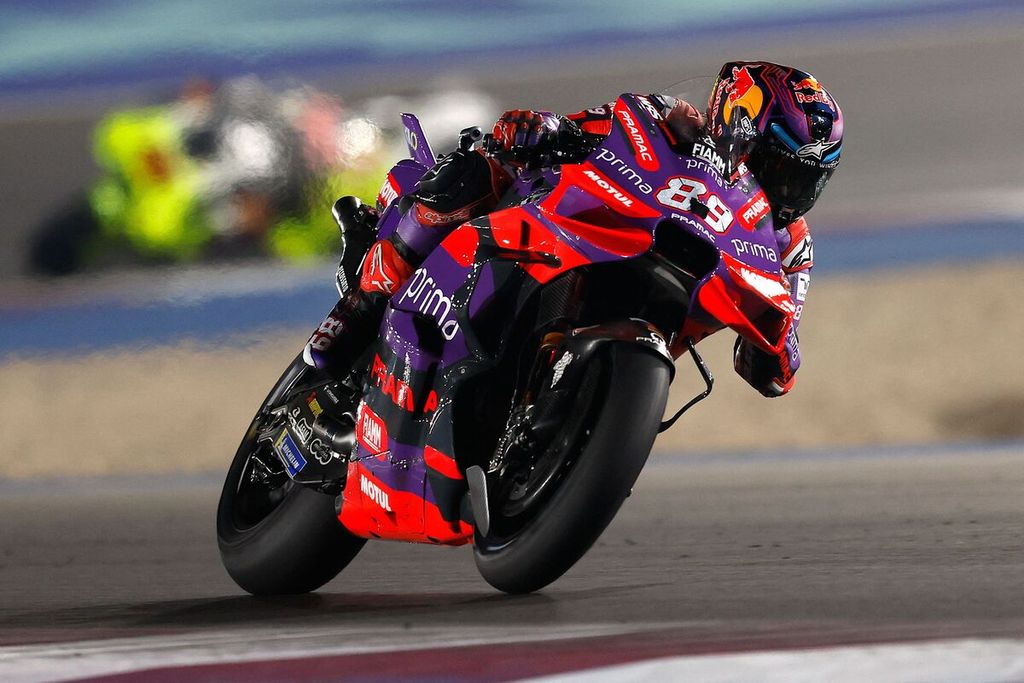 Pebalap Prima Pramac Racing, Jorge Martin, memacu motornya dalam balapan utama MotoGP seri Qatar, Senin (11/3/2024) dini hari WIB. 