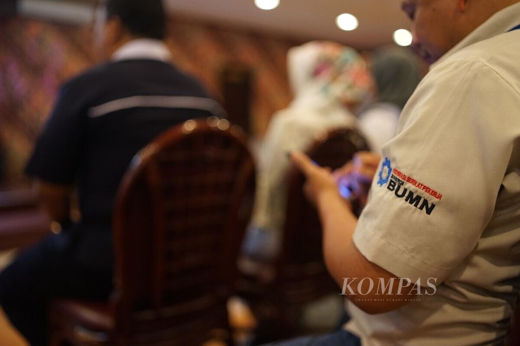 Ilustrasi salah seorang anggota Federasi Serikat Pekerja (FSP) Sinergi BUMN dalam acara pembacaan rekomendasi Rakernas FSP Sinergi BUMN Ke-V, di Jakarta, beberapa waktu lalu.