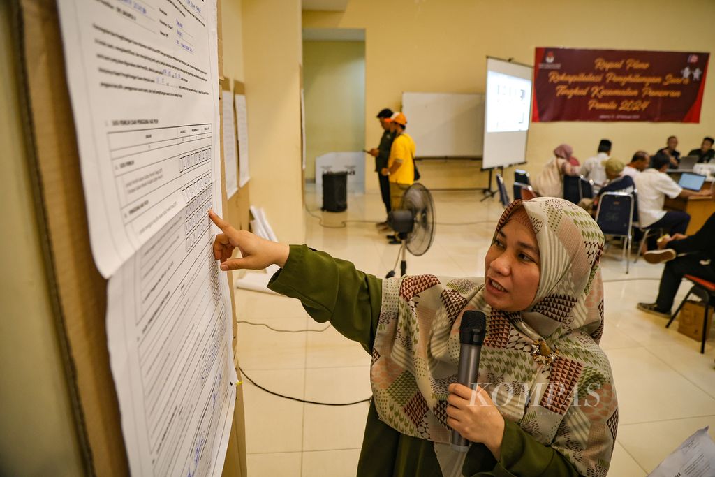 Petugas PPK mencermati hasil penghitungan suara di TPS pada proses rekapitulasi suara tingkat kecamatan di GOR Pengadegan, Kecamatan Pancoran, Jakarta Selatan, Jumat (16/2/2024).