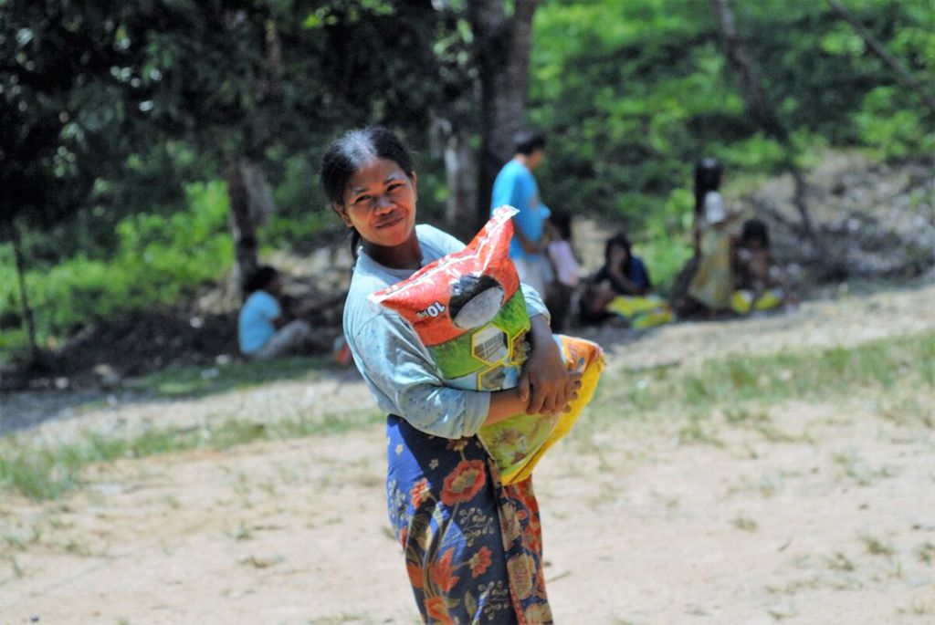 Seorang ibu membawa beras bantuan bagi komunitas Orang Rimba di Sarolangun, Jambi, Minggu (3/7/2022). Bantuan itu disalurkan oleh Kepolisian Daerah Jambi.