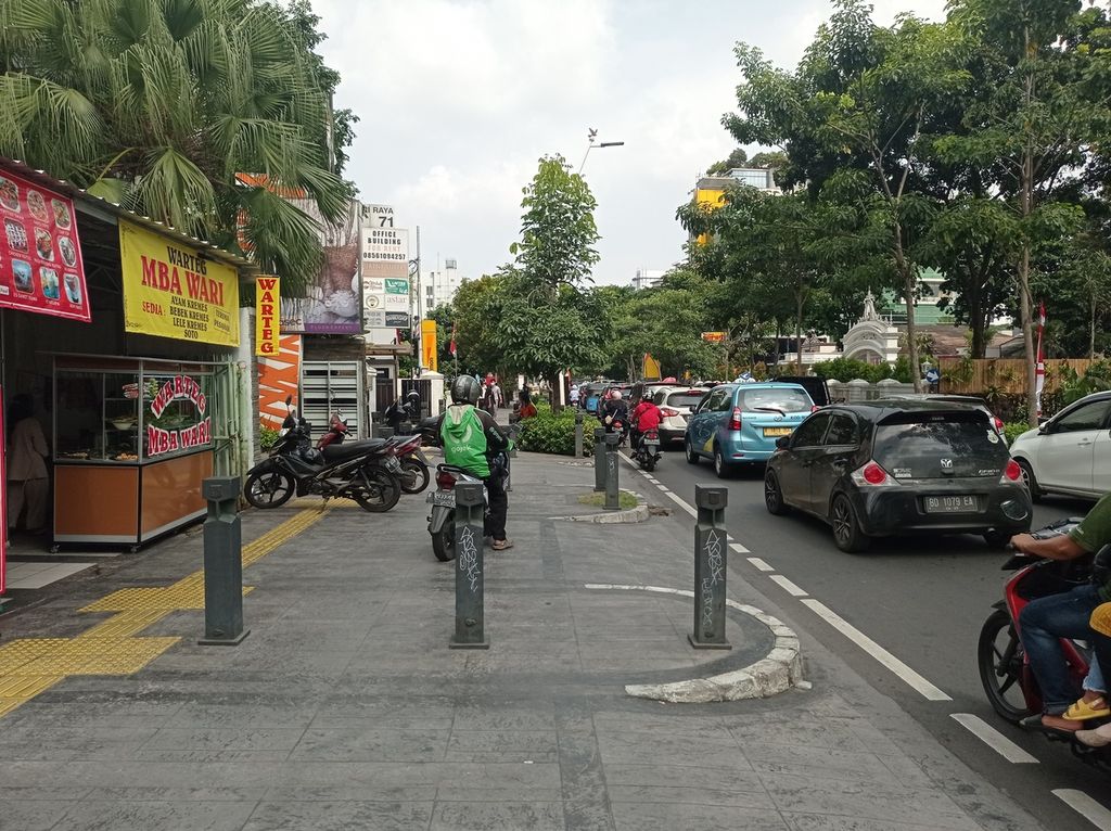 Kendaraan terparkir di trotoar Jalan Cikini Raya, Jakarta Pusat, Jumat (5/8/2022). Trotoar kerap dimanfaatkan sebagai lahan parkir liar oleh perorangan atau kelompok.