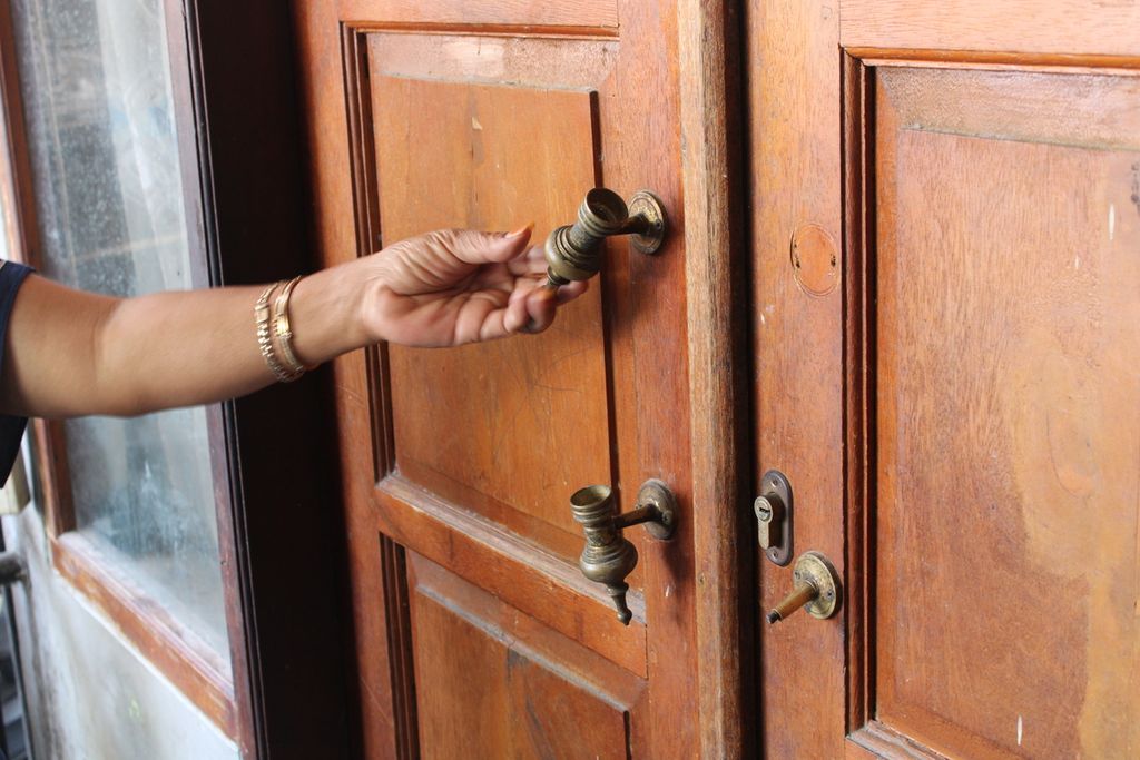 Salah satu warga menunjukkan bekas gagang pintu yang rusak di Dago Elos, Kecamatan Coblong, Kota Bandung, Selasa (15/8/2023). Malam sebelumnya, rumah itu didobrak polisi setelah kerusuhan yang terjadi di sana.
