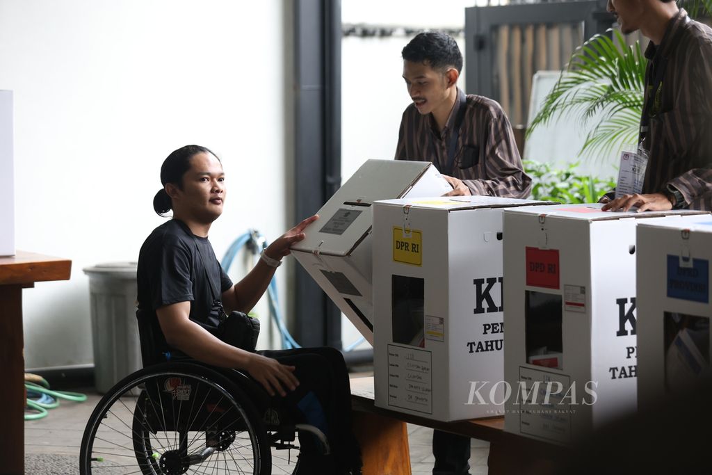 Warga penyandang disabilitas menggunakan hak pilihnya pada Pemilu 2024 di TPS 118 Cilandak Barat, Jakarta, Rabu (14/2/2024). Para penyandang disabilitas antusias menggunakan hak pilihnya pada Pemilu 2024. 