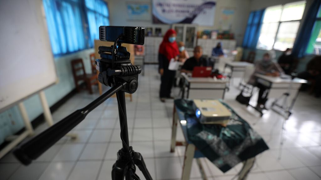 Kamera mini digunakan pihak sekolah untuk merekam suasana kelas saat simulasi sekolah campuran tatap muka dan daring (<i>hybrid</i>) yang diikuti guru beserta orangtua murid di SMP 255, Jakarta Timur, Selasa (30/3/2021). 