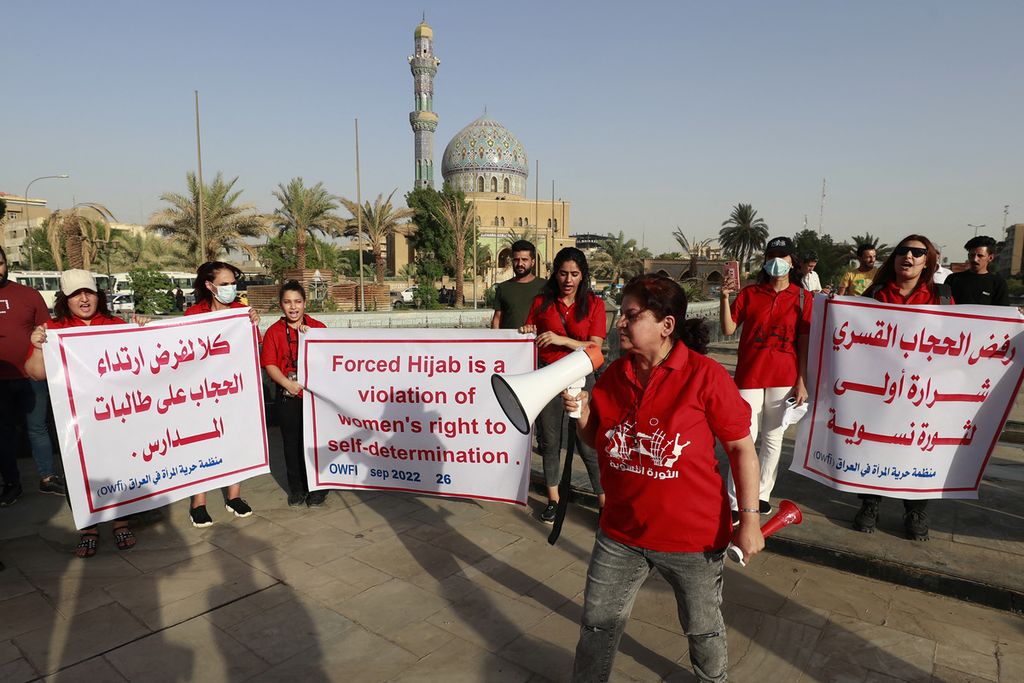 Sejumlah perempuan Irak berdemonstrasi di Lapangan Al Fardoos, Baghdad, Irak , Senin (26/9/2022), menuntut penjelasan kematian Mahsa Amini, perempuan warga Iran berusia 22 tahun, yang tewas saat ditahan oleh Gasht-e Irsyad (patroli bimbingan Islam). 