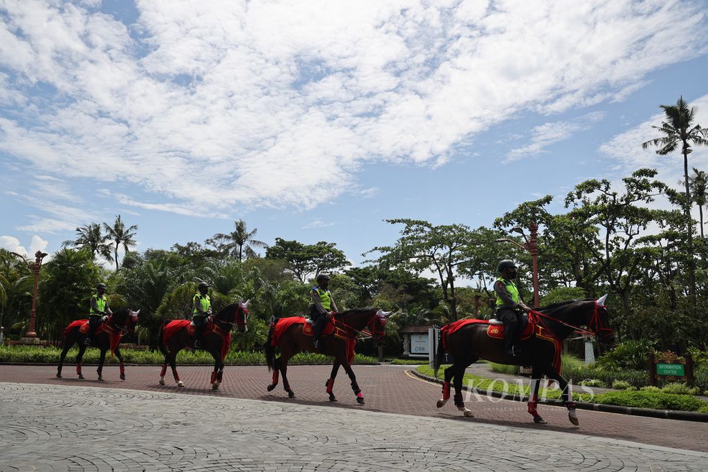 Personel Detasemen Turangga Polri berpatroli di kawasan ITDC Nusa Dua, Bali, Selasa (8/11/2022). Pengamanan di kawasan yang akan menjadi tempat penyelenggaraan KTT G20 itu terus ditingkatkan menjelang pelaksaaan ajang internasional itu.
