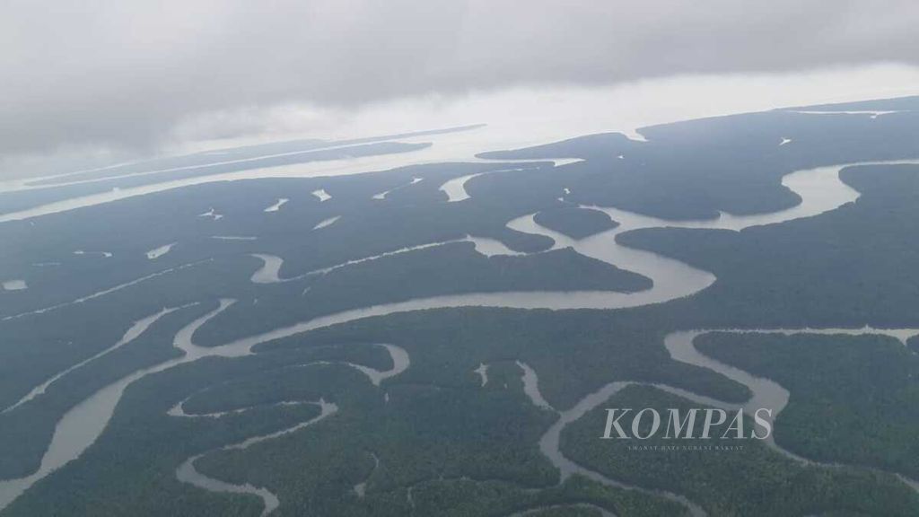 Bintuni, ibu kota Kabupaten Teluk Bintuni, Papua Barat, terpantau dari udara pada Jumat (30/8/2019). Wilayah yang kaya akan minyak dan gas itu belum berkembang dengan pesat. Lebih dari 30 persen penduduknya masih hidup di bawah garis kemiskinan. 