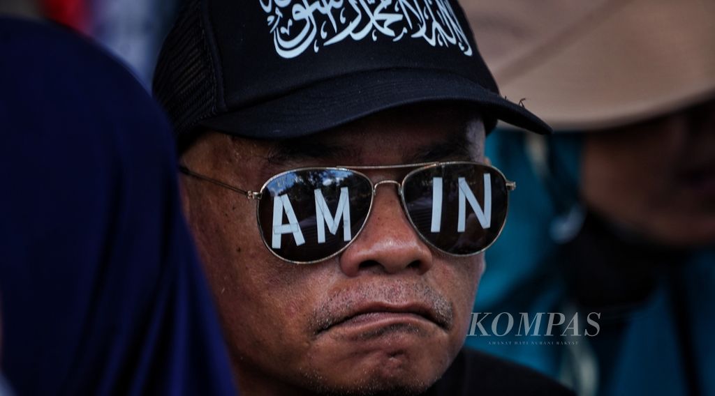 Seorang peserta aksi yang menuntut agar pasangan calon Prabowo-Gibran didiskualifikasi, di sekitar kawasan Patung Arjuna Wijaya, Jakarta, Senin (22/4/2024). 