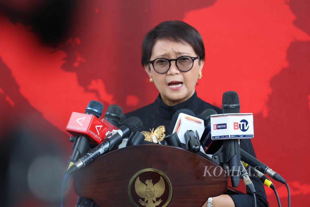 Foreign Minister Retno Marsudi provided a statement to journalists after accompanying President Joko Widodo in receiving a courtesy visit from Chinese Foreign Minister Wang Yi at the Merdeka Palace in Jakarta on Thursday (18/4/2024).