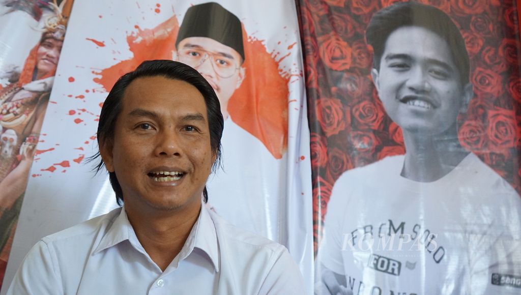 Ketua DPD PSI Kota Surakarta Antonius Yogo Prabowo saat diwawancarai soal isu bergabungnya Kaesang Pangarep ke partai tersebut di Kantor DPD PSI Kota Surakarta, Jawa Tengah, Kamis (21/9/2023).