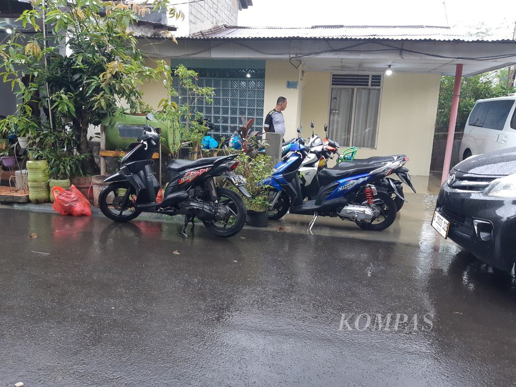 A number of residents moved their vehicles to higher ground after flooding submerged the area of Jalan Zeni AD, Rawajati Village, Pancoran District, South Jakarta, on Saturday (25/5/2024). The flood, with a height of up to 60 centimeters, was caused by the overflow of the Ciliwung River.