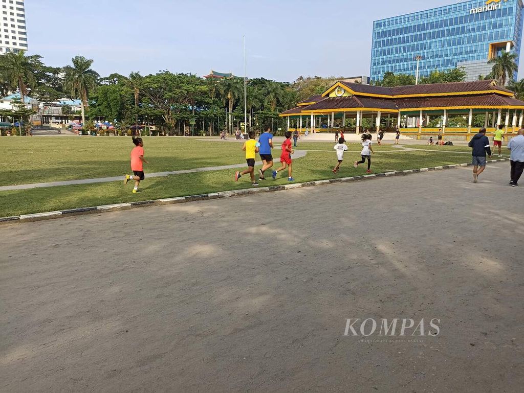 Masyarakat beraktivitas di Lapangan Merdeka Medan, Sumatera Utara, Selasa (7/6/2022).