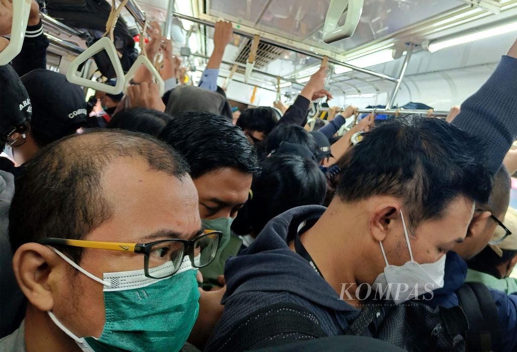 Kepadatan penumpang KRL Commuterline dari stasiun awal Rangks Bitung, Banten tujuan Stasiun Tanah Abang, Jakarta, Senin (3/7/2023). 