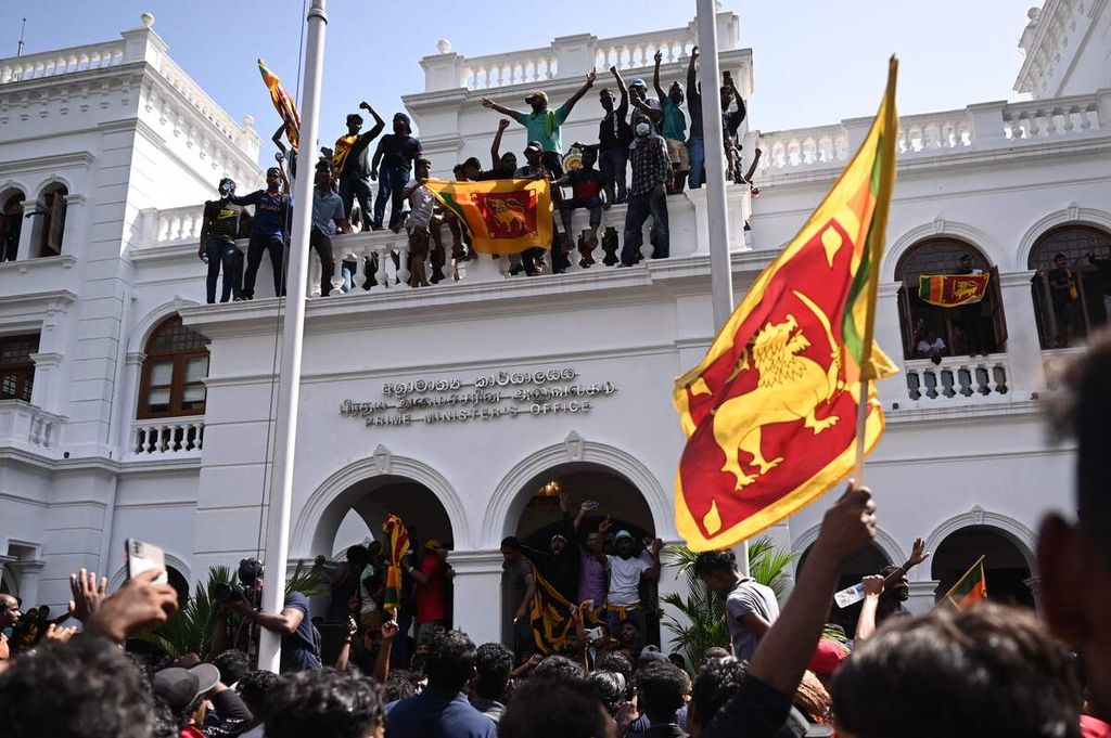 Para pengunjuk rasa menduduki kantor perdana menteri di Colombo, Sri Lanka, Rabu (13/7/2022). 