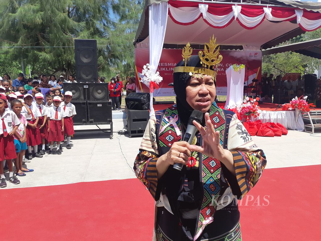 Menteri Sosial Tri Rismaharini mengenakan kain adat suku Timor di Desa Humusu Wini, Kabupaten Timor Tengah Utara, Nusa Tenggara Timur, Sabtu (17/9/2022). 