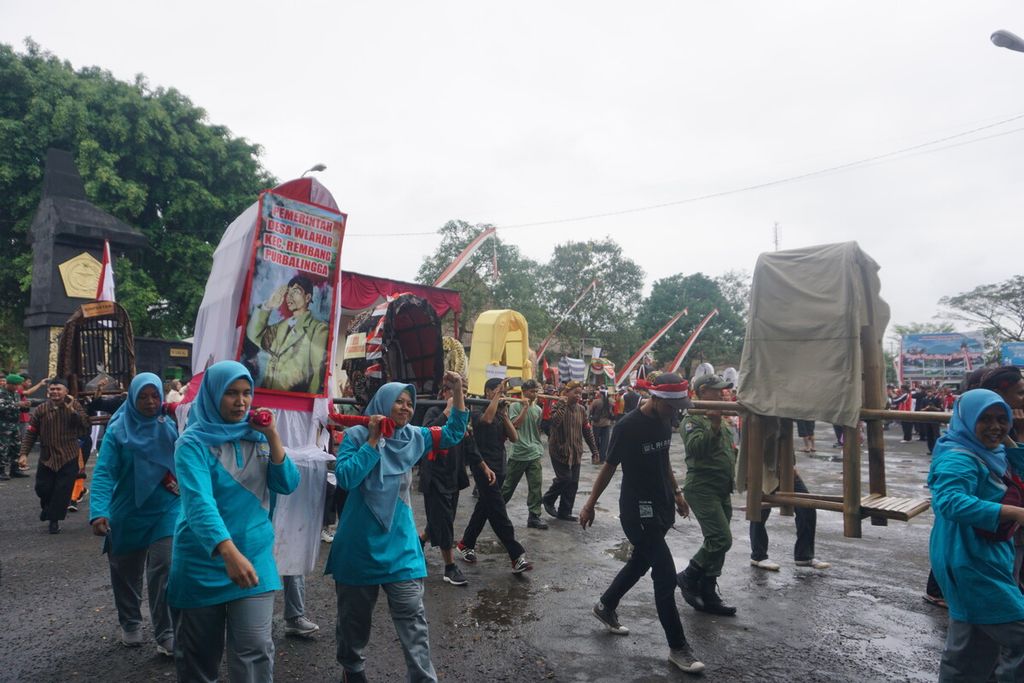 Para ibu bersemangat menggotong 300 replika tandu Jenderal Besar Soedirman di Desa Bantarbarang, Kecamatan Rembang, Kabupaten Purbalingga, Jawa Tengah, Rabu (31/8/2022).