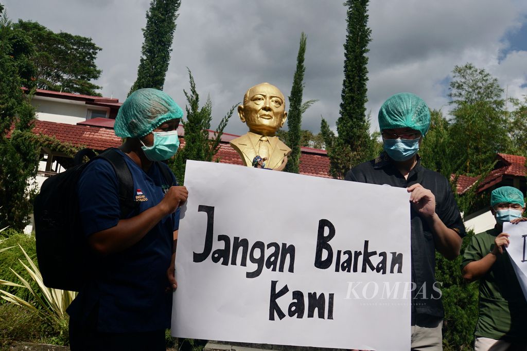 Sekitar 50 dokter residen peserta program pendidikan dokter spesialis (PPDS) Universitas Sam Ratulangi berunjuk rasa menuntut penurunan biaya operasional pendidikan (BOP), Jumat (24/7/2020), di kampus Universitas Sam Ratulangi, Manado, Sulawesi Utara.