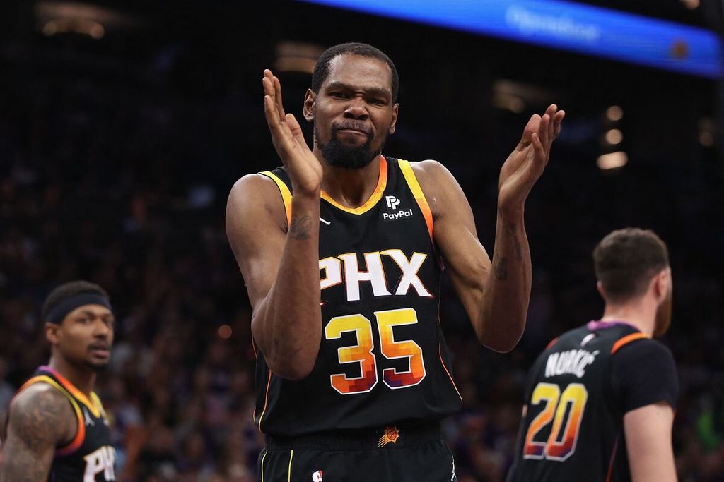 Reaksi pebasket Phoenix Suns, Kevin Durant, dalam gim keempat <i>playoff</i> NBA putaran pertama antara Suns dan Minnesota Timberwolves di Footprint Center, Phoenix, Senin (29/4/2024) WIB.